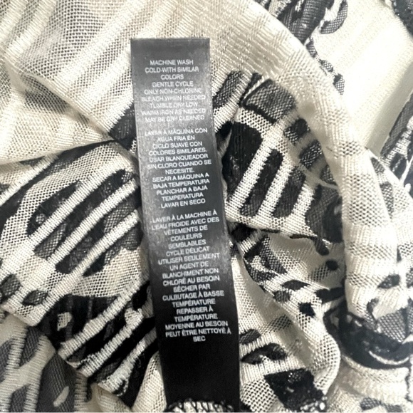 Chico’s Travelers Collection Black Cream Paisley Long Tunic Top Size 1 (M/L) - Picture 10 of 12